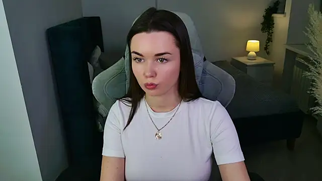 Snapshot of AvaFlower chatting on 09-23-25, 04:21 AvaFlower online show from 09-23-25, 04:21