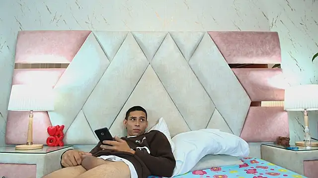 Snapshot of Zoelucas chatting on 10-11-25, 11:42 Zoelucas online show from 10-11-25, 11:42