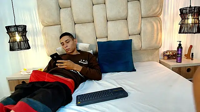 Snapshot of Zoelucas chatting on 12-02-25, 11:48 Zoelucas online show from 12-02-25, 11:48