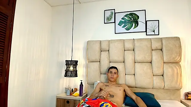 Snapshot of Zoelucas chatting on 12-04-25, 12:03 Zoelucas online show from 12-04-25, 12:03