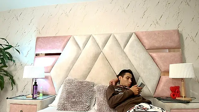 Zoelucas online show from 03-20-26, 11:48