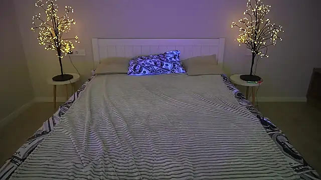 Snapshot of IvyLaurent chatting on 10-13-25, 01:11 IvyLaurent online show from 10-13-25, 01:11