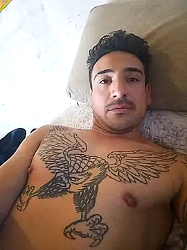 Snapshot of bigandstrong2217 chatting on 09-26-25, 04:00 bigandstrong2217 online show from 09-26-25, 04:00