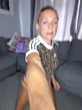 Snapshot of Bellarose_xx chatting on 09-17-25, 11:01 Bellarose xx online show from 09-17-25, 11:01