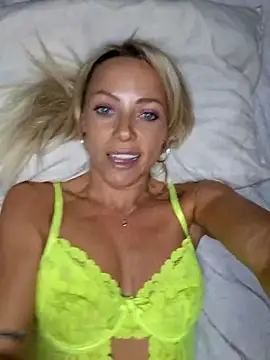 Snapshot of Bellarose_xx chatting on 09-21-25, 05:25 Bellarose xx online show from 09-21-25, 05:25