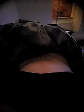 Snapshot of Macwurf chatting on 12-15-25, 01:21 Macwurf online show from 12-15-25, 01:21