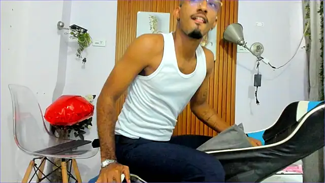 Snapshot of Darwin_mayo chatting on 09-17-25, 05:25 Darwin mayo online show from 09-17-25, 05:25