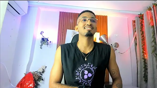Snapshot of Darwin_mayo chatting on 10-13-25, 05:24 Darwin mayo online show from 10-13-25, 05:24