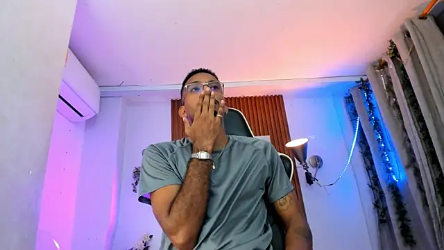 Snapshot of Darwin_mayo chatting on 10-24-25, 05:53 Darwin mayo online show from 10-24-25, 05:53