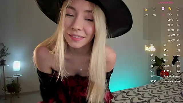 Snapshot of DanaCandy chatting on 10-31-25, 08:32 DanaCandy online show from 10-31-25, 08:32