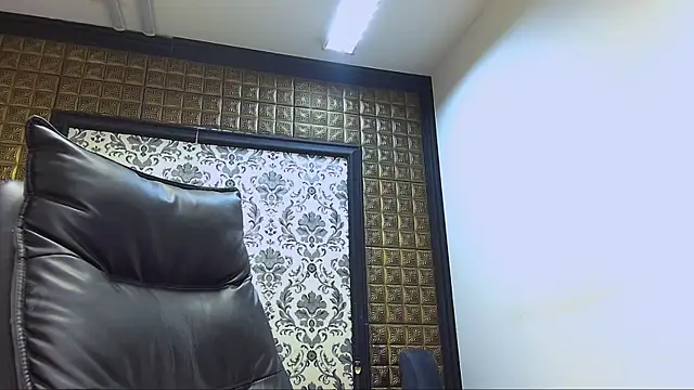 Snapshot of LissaBigTitts chatting on 11-24-25, 04:40 LissaBigTitts online show from 11-24-25, 04:40