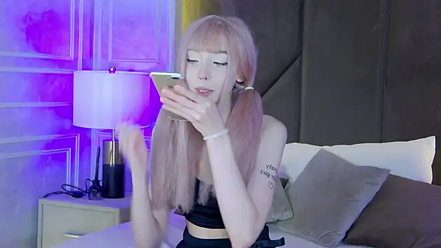 Evelyn Neal online show from 10-07-25, 04:04