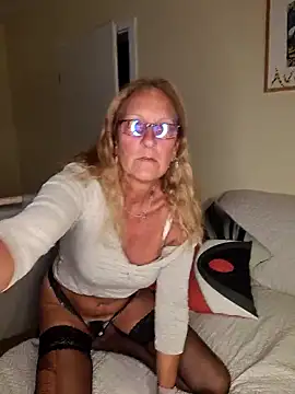 Snapshot of HotWifeLyn68 chatting on 09-29-25, 07:51 HotWifeLyn68 online show from 09-29-25, 07:51