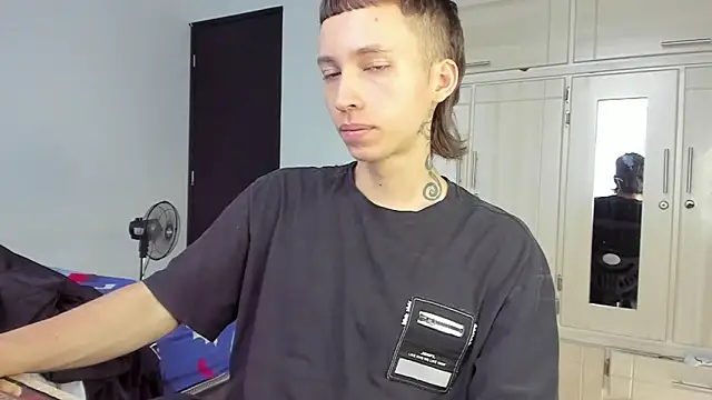 Snapshot of spacehumanz chatting on 12-17-25, 02:23 spacehumanz online show from 12-17-25, 02:23