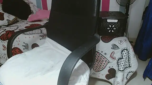 Snapshot of karo_lovely chatting on 10-22-25, 10:42 karo lovely online show from 10-22-25, 10:42