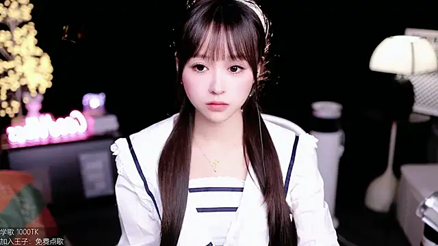 Snapshot of coward_by chatting on 10-28-25, 10:08 coward by online show from 10-28-25, 10:08