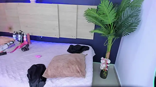 Snapshot of Amalia_Bigass chatting on 11-23-25, 04:56 Amalia Bigass online show from 11-23-25, 04:56