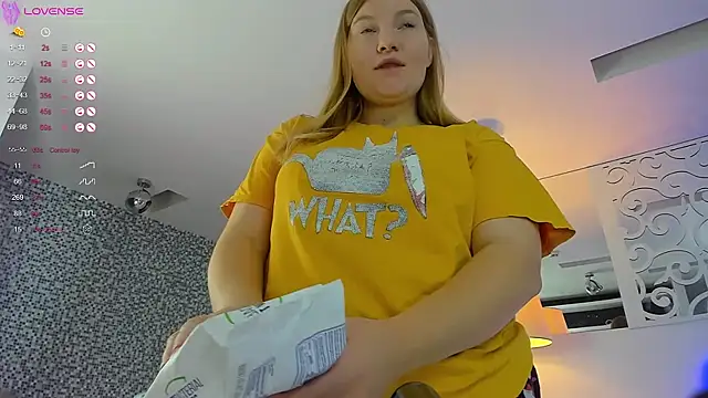 Snapshot of AshleyJoness chatting on 10-17-25, 05:10 AshleyJoness online show from 10-17-25, 05:10