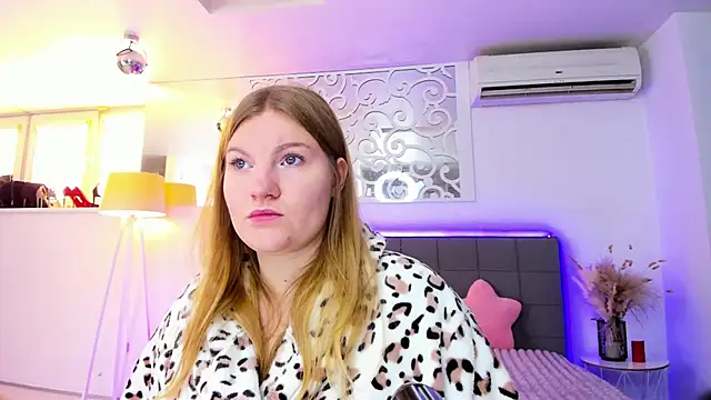 Snapshot of AshleyJoness chatting on 11-04-25, 06:01 AshleyJoness online show from 11-04-25, 06:01