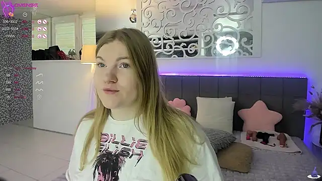 Snapshot of AshleyJoness chatting on 11-18-25, 05:45 AshleyJoness online show from 11-18-25, 05:45