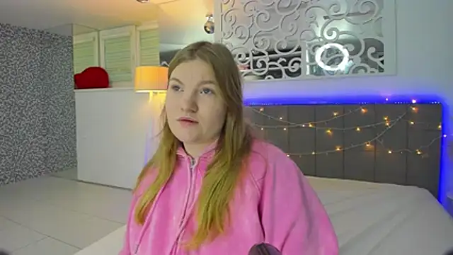 Snapshot of AshleyJoness chatting on 12-21-25, 06:20 AshleyJoness online show from 12-21-25, 06:20