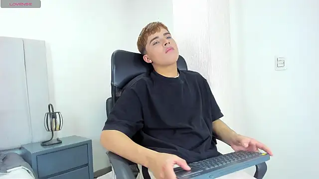 Lucass love online show from 04-14-26, 02:01