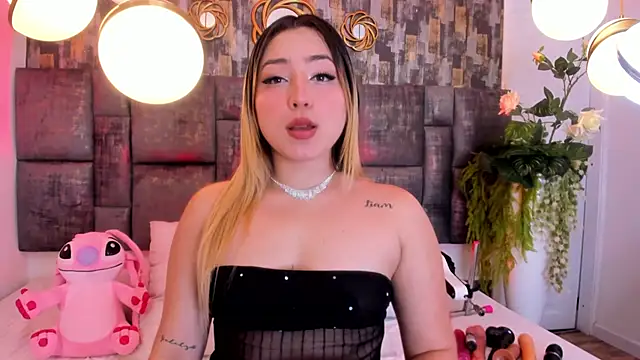 Snapshot of PatyLawrence chatting on 11-18-25, 03:23 PatyLawrence online show from 11-18-25, 03:23