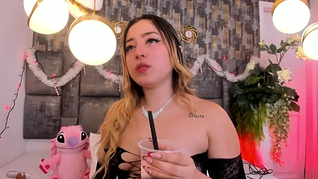 Snapshot of PatyLawrence chatting on 11-23-25, 04:23 PatyLawrence online show from 11-23-25, 04:23