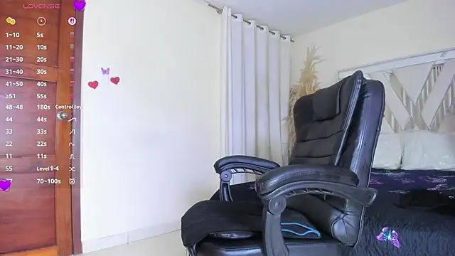 Snapshot of zully_jones chatting on 09-24-25, 10:35 zully jones online show from 09-24-25, 10:35