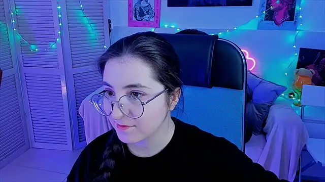 Snapshot of VirtuallVoyant chatting on 09-10-25, 04:56 VirtuallVoyant online show from 09-10-25, 04:56