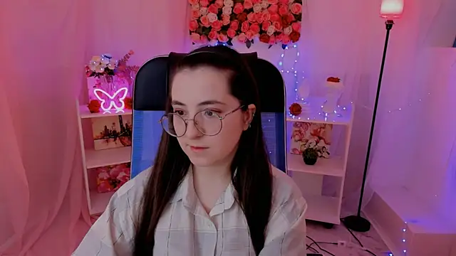 Snapshot of VirtuallVoyant chatting on 09-17-25, 04:36 VirtuallVoyant online show from 09-17-25, 04:36