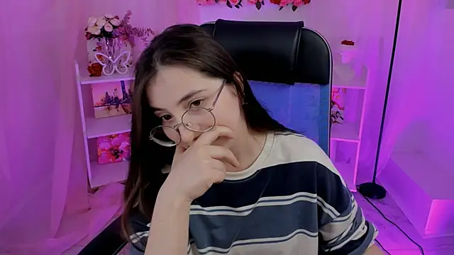 Snapshot of VirtuallVoyant chatting on 09-26-25, 05:11 VirtuallVoyant online show from 09-26-25, 05:11