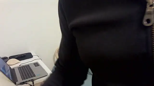 Snapshot of Swegay12-Exhi chatting on 10-28-25, 04:09 Swegay12-Exhi online show from 10-28-25, 04:09