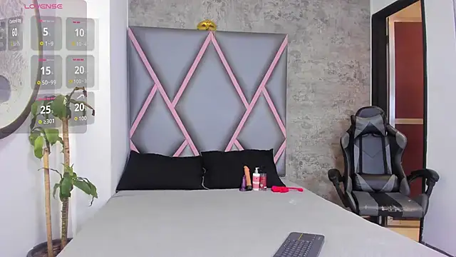 Snapshot of Quee_Sophine chatting on 12-16-25, 07:30 Quee Sophine online show from 12-16-25, 07:30