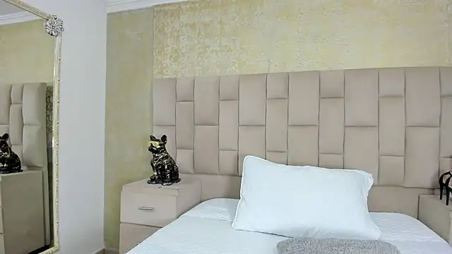 Snapshot of cloesummerr_ chatting on 09-19-25, 01:23 cloesummerr online show from 09-19-25, 01:23