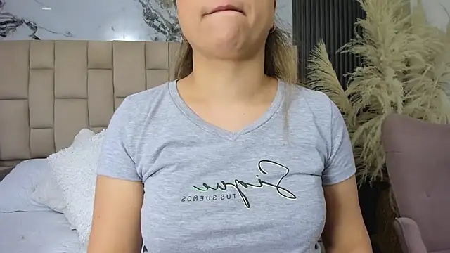 Snapshot of cloesummerr_ chatting on 02-21-26, 12:39 cloesummerr online show from 02-21-26, 12:39