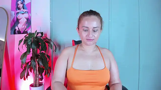 Snapshot of Zafiro__Brown chatting on 10-28-25, 12:41 Zafiro  Brown online show from 10-28-25, 12:41