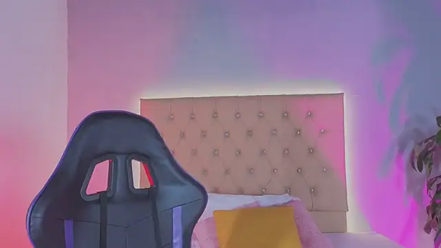 Snapshot of Zafiro__Brown chatting on 11-21-25, 12:04 Zafiro Brown online show from 11-21-25, 12:04