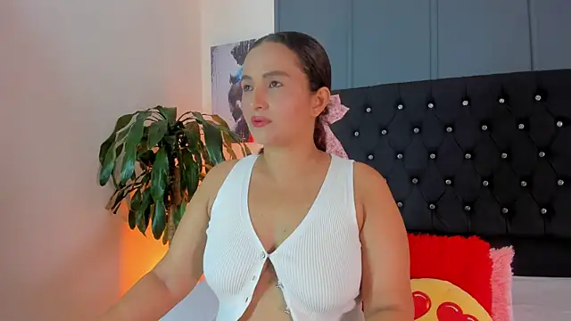 Snapshot of Zafiro__Brown chatting on 05-28-26, 02:58 Zafiro Brown online show from 05-28-26, 02:58