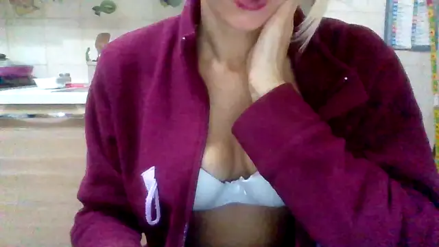 Snapshot of Kelly80 chatting on 10-13-25, 02:44 Kelly80 online show from 10-13-25, 02:44