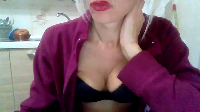 Snapshot of Kelly80 chatting on 10-15-25, 05:13 Kelly80 online show from 10-15-25, 05:13