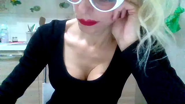 Snapshot of Kelly80 chatting on 10-21-25, 04:19 Kelly80 online show from 10-21-25, 04:19