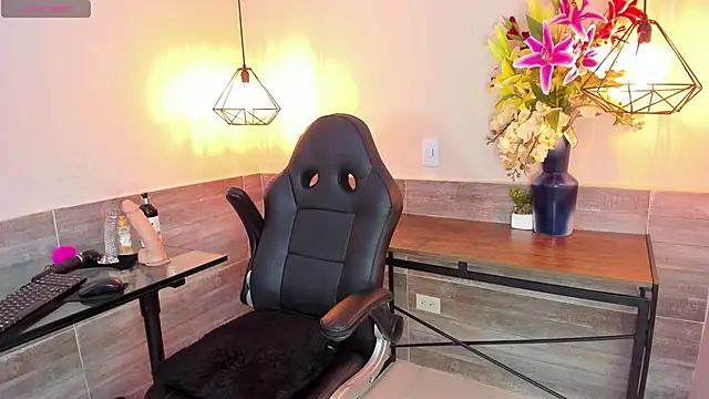 Snapshot of LussieWillow chatting on 09-29-25, 11:59 LussieWillow online show from 09-29-25, 11:59