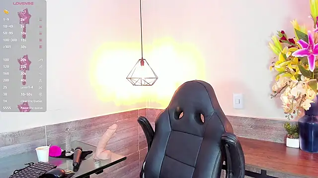 Snapshot of LussieWillow chatting on 10-02-25, 11:39 LussieWillow online show from 10-02-25, 11:39