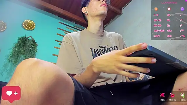 Snapshot of david_huge chatting on 11-01-25, 01:35 david huge online show from 11-01-25, 01:35