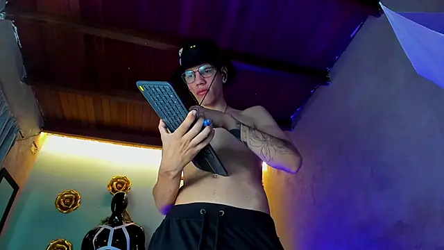 Snapshot of david_huge chatting on 11-05-25, 01:33 david huge online show from 11-05-25, 01:33