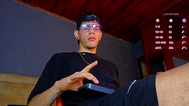 Snapshot of david_huge chatting on 11-16-25, 01:33 david huge online show from 11-16-25, 01:33