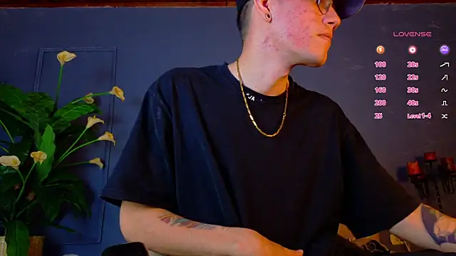 Snapshot of david_huge chatting on 11-18-25, 01:33 david huge online show from 11-18-25, 01:33