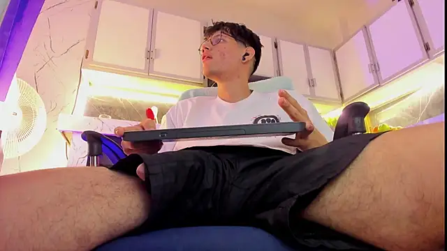 Snapshot of david_huge chatting on 11-29-25, 01:36 david huge online show from 11-29-25, 01:36