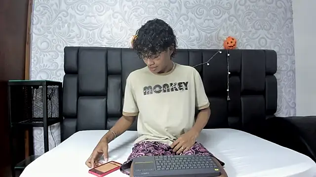 Snapshot of MilthonDelis chatting on 10-31-25, 11:39 MilthonDelis online show from 10-31-25, 11:39